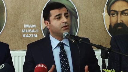 Demirtaş'tan, Cumhurbaşkanlığı Sarayı merdivenlerinde çekilen fotoğrafa eleştiri