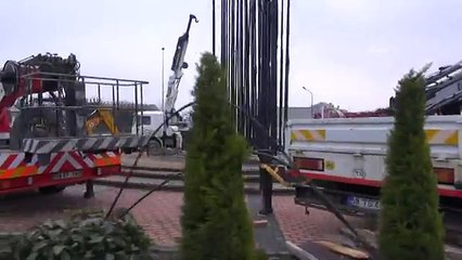 Gece dikilen Atatürk anıtına iş makineli önlem