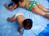 Amarillys Capotando na piscina