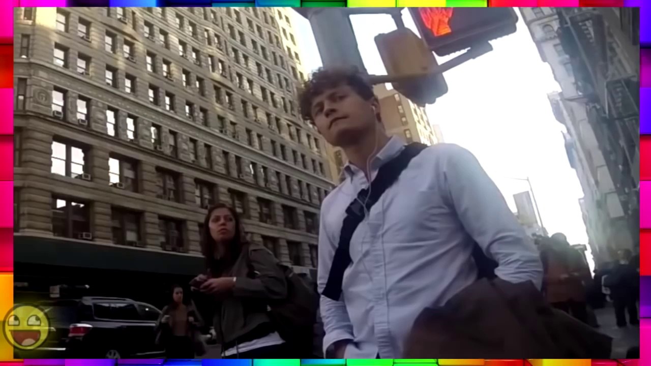 وضعت كاميرا خفية خلف سروالها شاهد ما حدث  مقلب مضحك