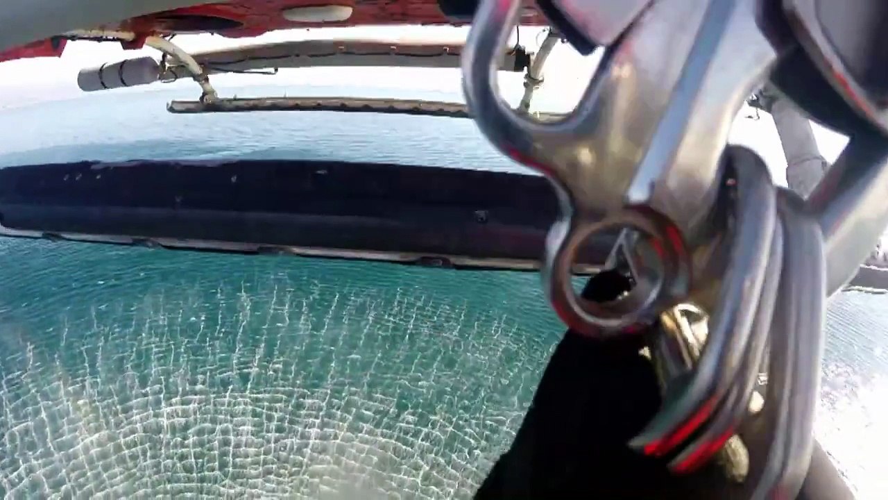 Un garde-côte turc filme le sauvetage d'un réfugié syrien en mer Egée