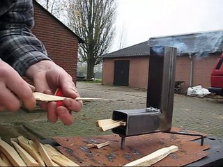 Rocket Stove branden en koken.