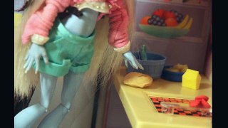 Monster high dolls Video - Funny Cooking Show in Stop Motion