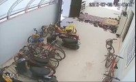 يسرق دراجة نارية من المسجد اثناء صلاة الجمعة