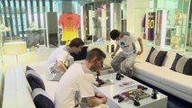 Lionel Messi plays FIFA with the winners of the Cup @PlayMessi | ΗD