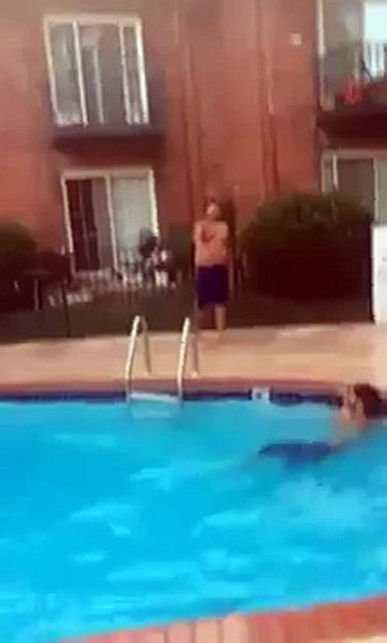 FAIL ACROBACIA EN LA PISCINA (360p)