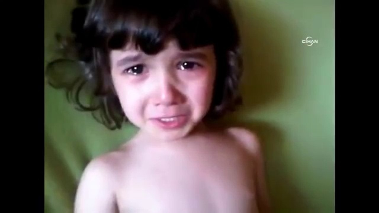 Kardeşi gibi hasta olmak için ağlayan küçük kız