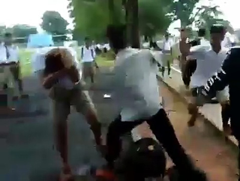 Anak kecil berantemnya pakai teknik bertinju bertahan dulu sampai tenaga lawan habis baru nyerang balik