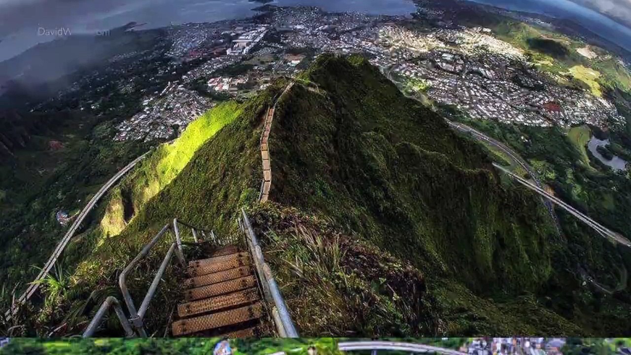 Seru kayaknya kalau pergi menapaki tangga di Oahu, Hawaii ini