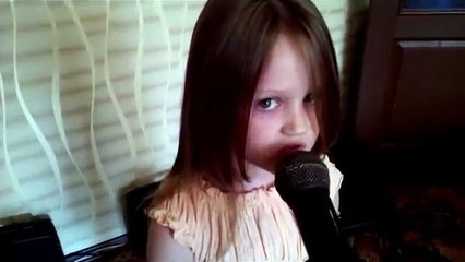 Пятилетняя девочка поет лучше оригинала
