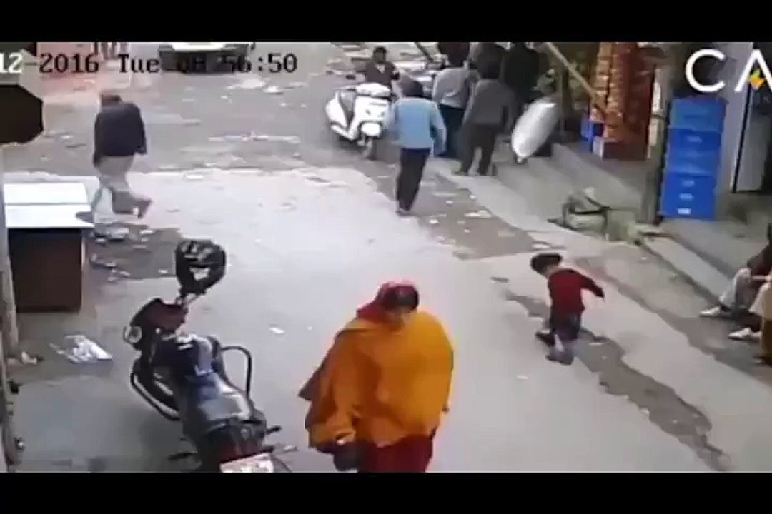 Anak ini Diselamatkan Oleh Allah, Jika Tidak Dirinya Sudah Meninggal Ditabrak Mobil