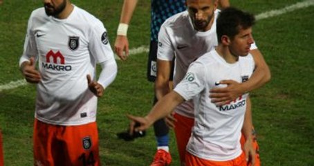 Emre Belözoğlu, Çaykur Rizespor Maçında Taraftarla Kapıştı