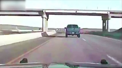 Эпичное катапультирование из пикапа Driver Ejected During