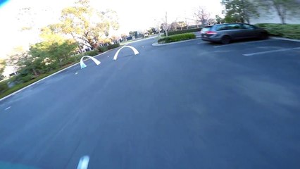 Course de drones dans un entrepôt