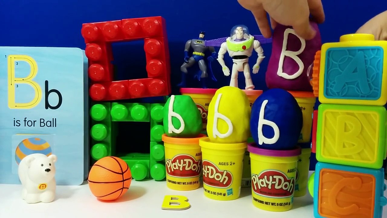 Apprendre La Lettre B avec ABC Surprise Œufs B est pour les Ours Boule de Batman Belle