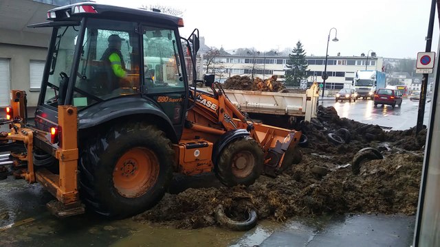 Saint-Lô : Les agriculteurs décorent la permanence du parti socialiste
