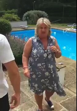 Il s'amuse à lancer des oeufs sur sa mère pour tester ses réflexes