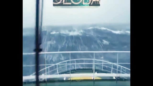 Des vagues de 30m frappent un navire en mer du nord