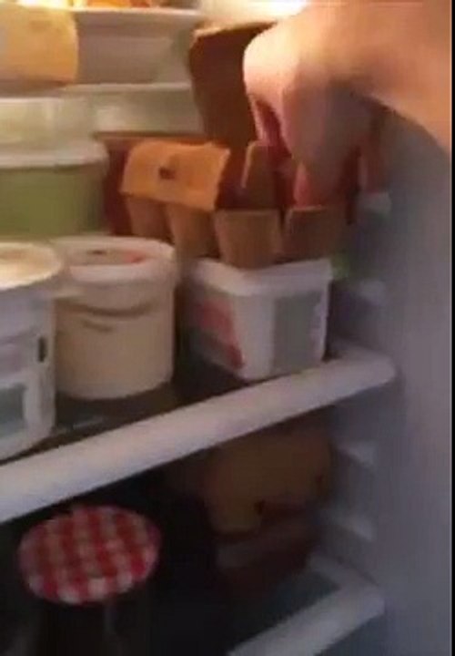 Pendant un an il va jeter des œufs à sa maman qui ne s'y attend pas.