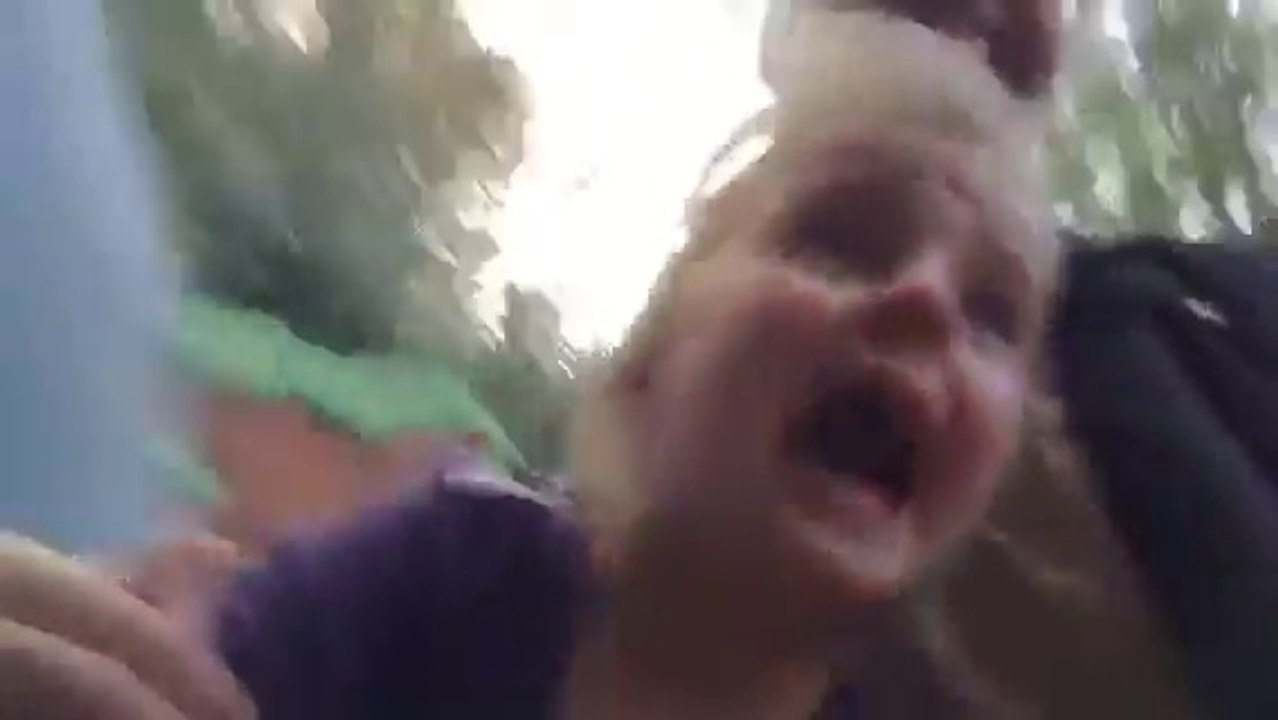 Première fois dans des montagnes russes - Réaction d'une fillette morte de peur!