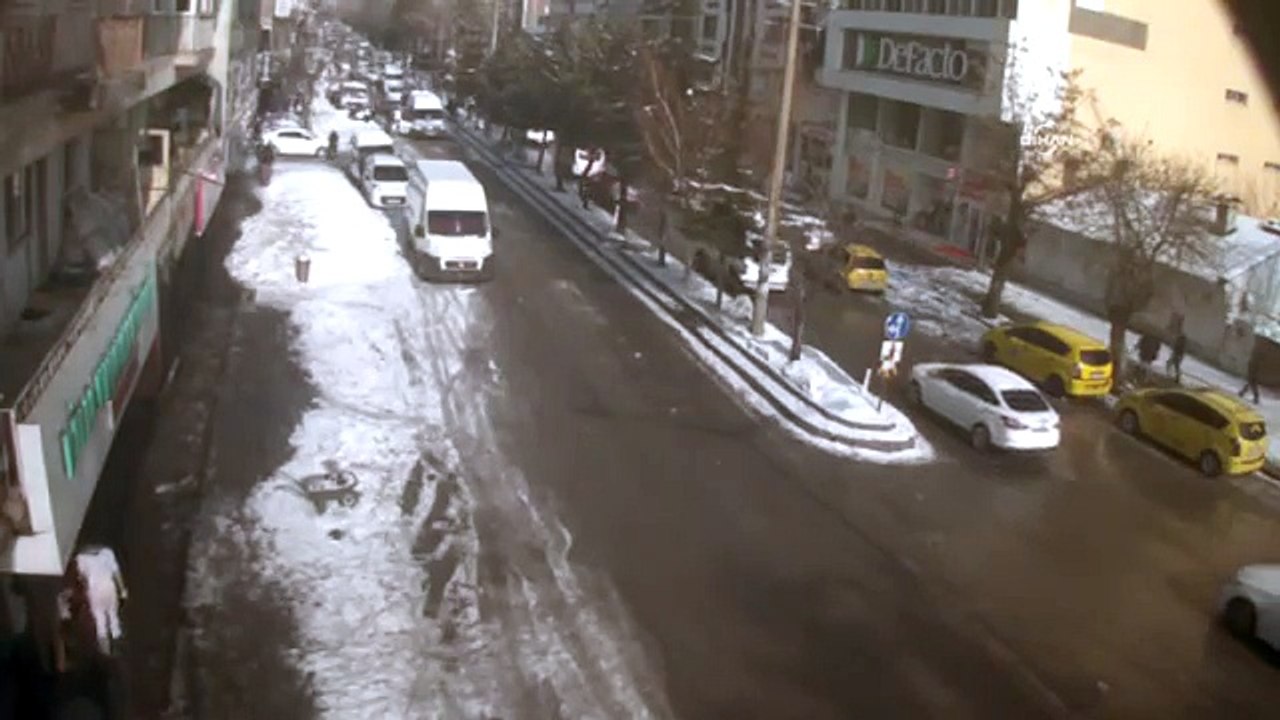 SNOW FALLS FROM THE ROOF KILLING ONE PERSON