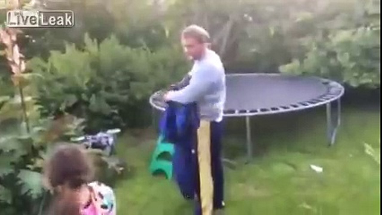 Сейчас папа покажет,как надо прыгать на батуте)))