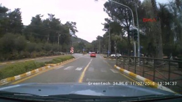 Marmaris Karşı Şeride Geçen Otomobil Ciple Çarpıştı