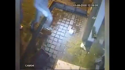 Kar maskeli zanlıların hırsızlık anları güvenlik kamerasında