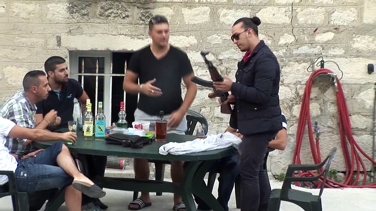 CRAME CRACHE- vente D'arme (caméra cachée)