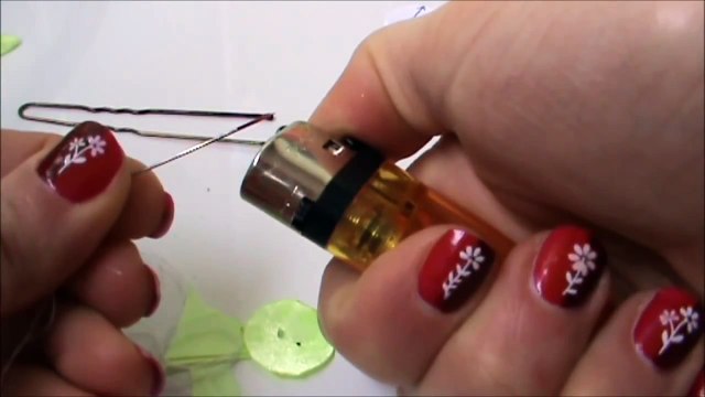 Крепим цветок из ленты к шпильке. Канзаши