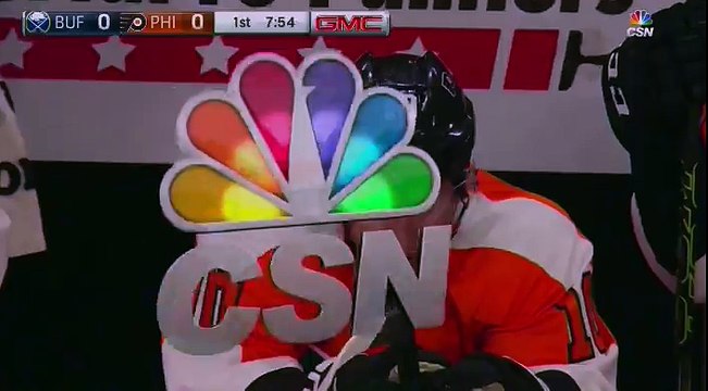 Hit de Brayden Schenn - Buffalo Sabres VS Philadelphia Flyers