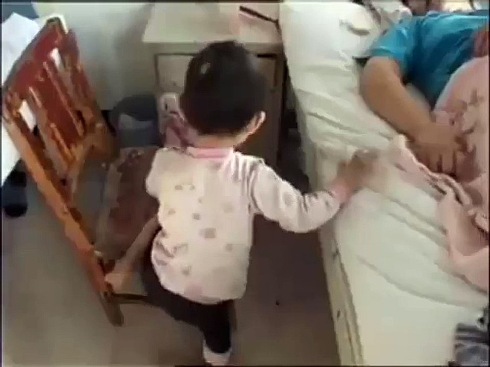 Küçücük Elleriyle Annesine Nasılda Bakıyor..