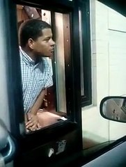 McDonald's Çalışanından Yiyecek Bir Şeyler İsteyen Evsiz Adama Vicdansızca Hareket