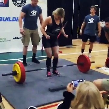 Cette haltérophile vomit en soulevant un poids trop important !
