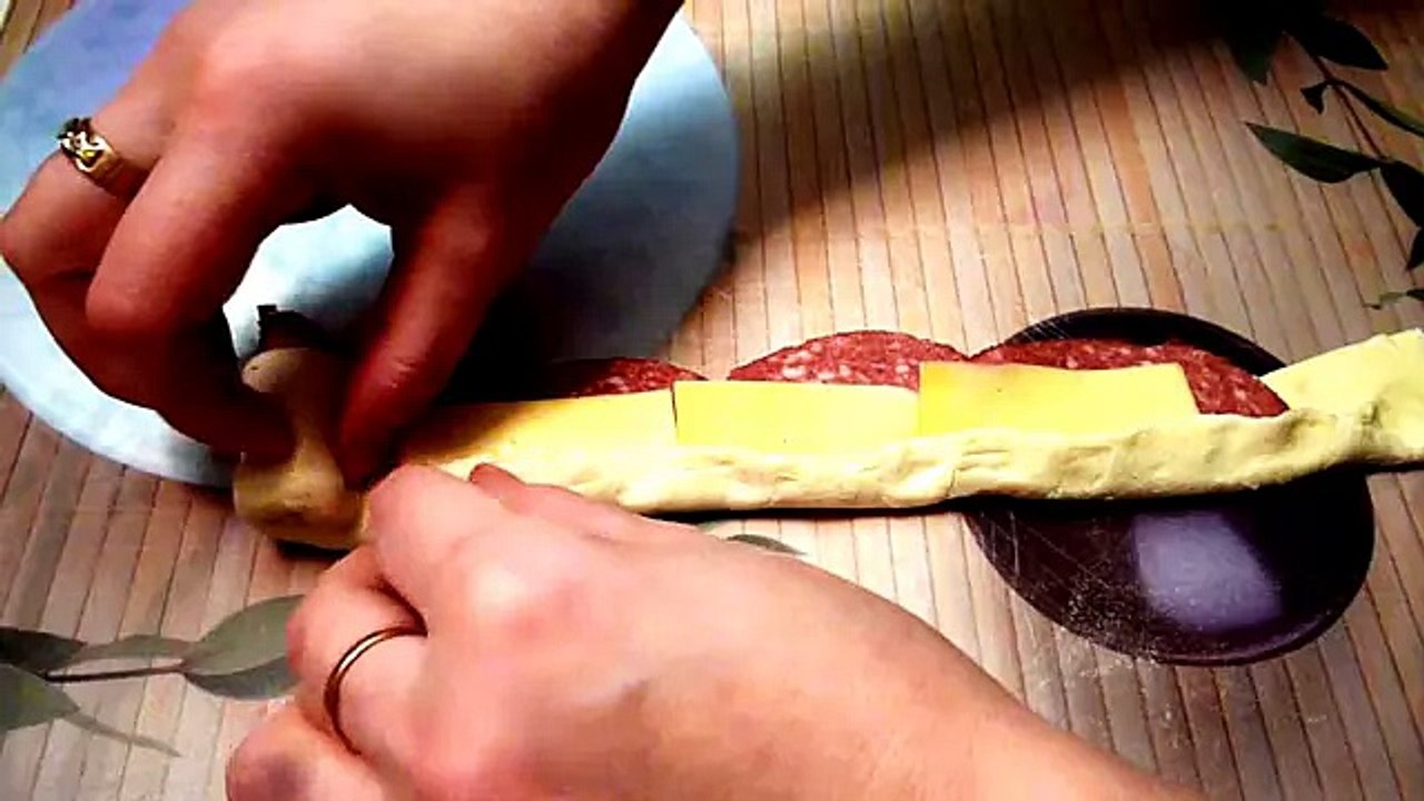 Роза из слоеного теста! Как лепить из слоеного теста! Rose of puff pastry! How to sculpt puff pastry