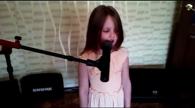 Пятилетняя девочка поет лучше оригинала