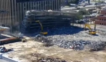 Otoparkın duvarı kepçenin üzerine yıkıldı... O anlar kamerada