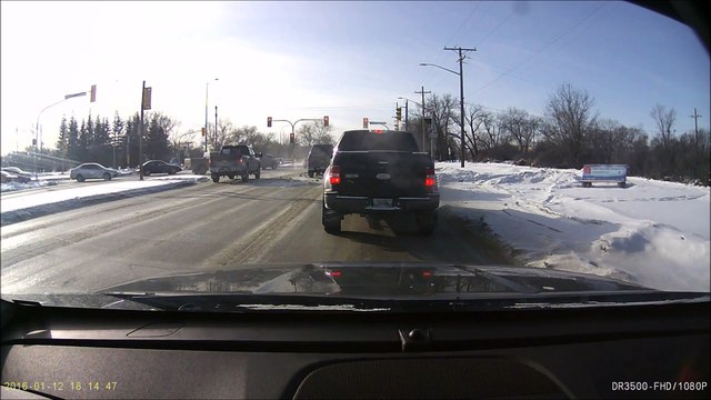 Quand une voiture surgit derrière de vous à un feu rouge. Accident violent