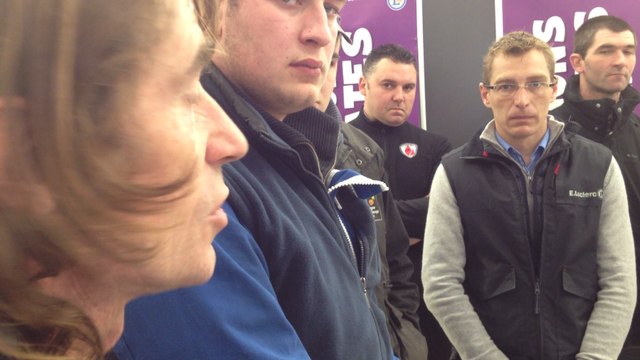 Discussions entre agriculteurs et responsables du magasin