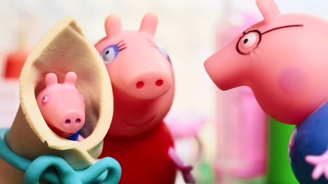 Свинка Пеппа. Мультик с игрушками. Мама Свинка рожает. Доктор Барби принимает роды. Peppa Pig.