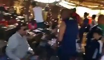 فيديو طريف لأحد أحباء الملعب القابسي في باماكو قبل يوم من مباراة الملعب القابسي و باكاري المالي ملة سلعة