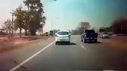 تحدّي بين سائقين على طريق سريع والنتيجة كارثيّة