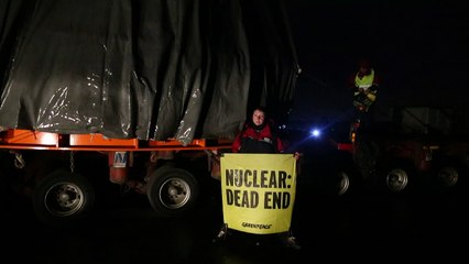 Nucléaire: Greenpeace bloque un camion de transport à Evrecy