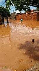 Chuva causa alagamento em Uberlândia