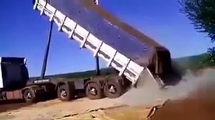 Régis vide son camion-benne