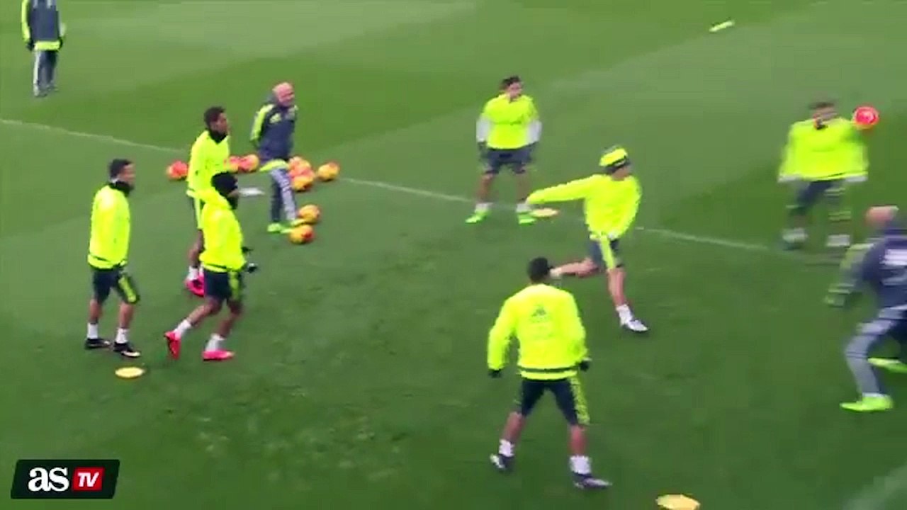 Zinedine Zidane s'amuse avec ses joueurs