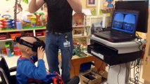 Des enfants malades utilisent des lunette de réalité virtuelle Oculus Rift pour quitter l'hopital