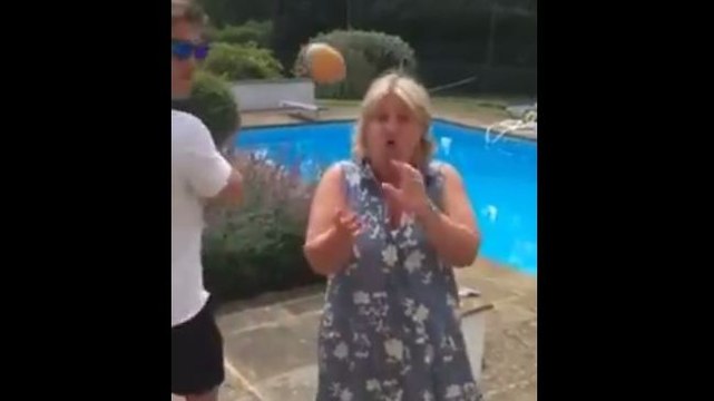 Un gars jette des oeufs à sa mère pour lui faire peur