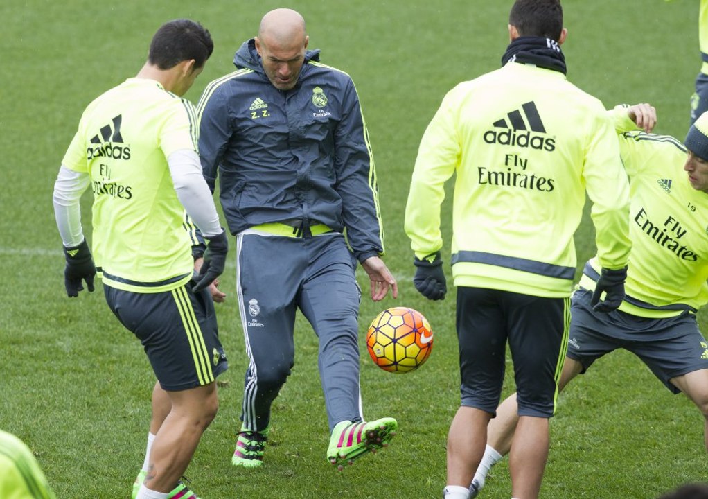 Training 12/02/2016 Zidane participated in the rondo of cracks and ... touched him in the middle!