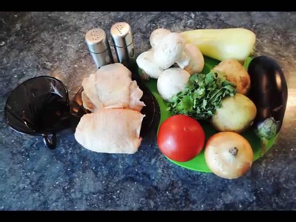 Овощное блюдо с грибами и курицей